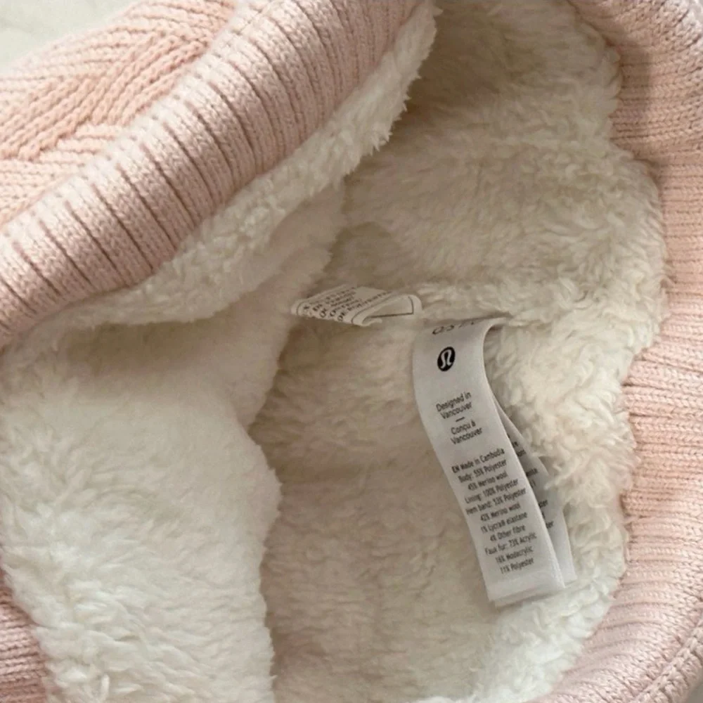 💕 Women’s Lululemon Chevron Knit Pom Beanie - Pink Mist in excellent condition